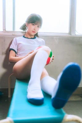 《双城故事》：跨越时空的友情与爱情三重奏