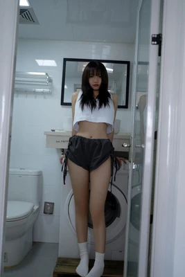 韩国三级经典在线：光影交织下的欲望叙事与社会镜像