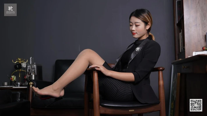 穿越时空的引力奇点：经典黑洞与量子黑洞的终极对决