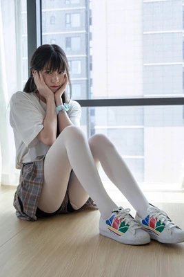 揭秘赫本经典照：为何一张照片能穿越时空，成为永恒优雅的象征？