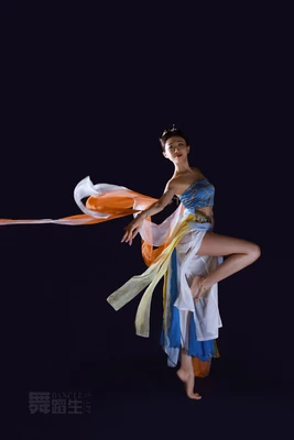 经典制服在线：穿越时光的符号与当代身份认同的密码