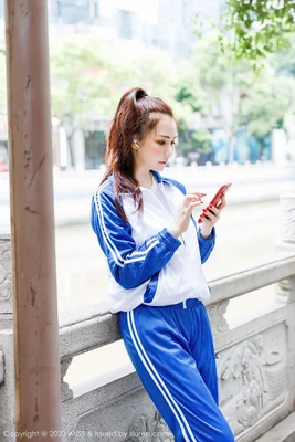 《纵横四海国语版》：港片黄金时代的绝唱与永不褪色的江湖情义