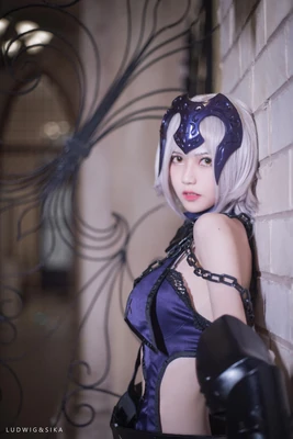 《伊丽莎白的故事》：从童真女王到铁血君主的权力史诗