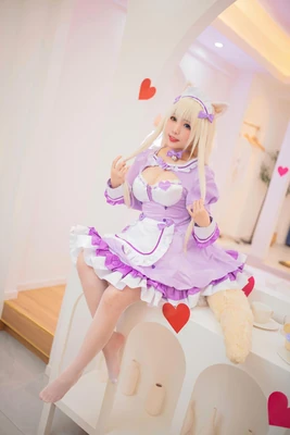 《成龙：用拳脚与笑声编织的银幕传奇》