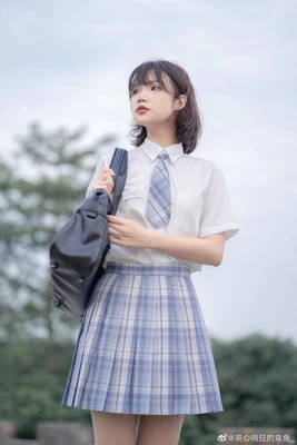 《法国速递5国语版：当法式浪漫遇上五国语言的艺术交响》