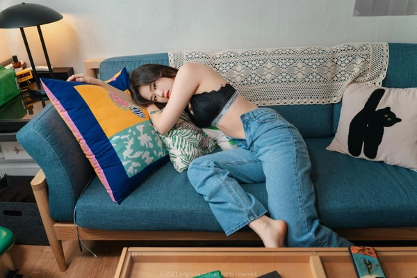 《小黄人1国语版：香蕉奶昔味的欢乐风暴如何席卷华语世界》