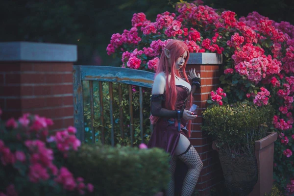 《我们》电影故事：当银幕成为照见灵魂的镜子