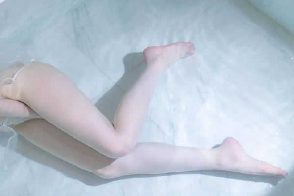 当欲望成为叙事：经典言情小说中“肉”的文学价值与情感张力