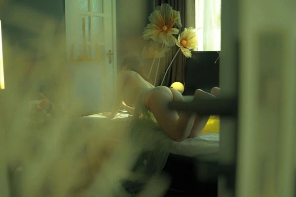 《深蓝回响：当生命沉入水底，灵魂浮出水面》