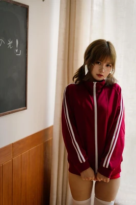 《夏日前奏：那些光影交织的悸动与蜕变》