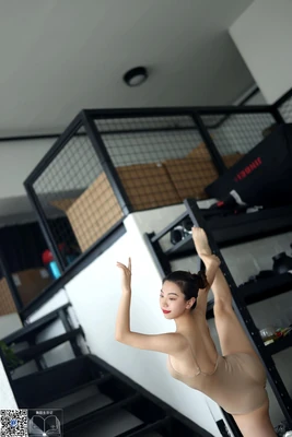 当奥黛丽·赫本优雅地拿起烤鸭卷饼：一场跨越东西方的文化盛宴